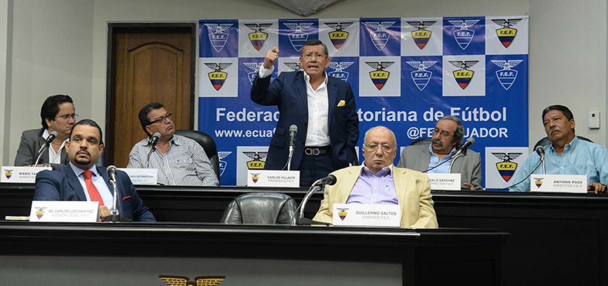El presidente de la FEF, Carlos Villac&iacute;s (centro), junto a miembros del directorio, ayer en rueda de prensa.