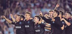 Los jugadores de Lan&uacute;s celebran con su hinchada en el estadio Ciudad de Lan&uacute;s, tras vencer 4-2 en la semifinal de vuelta a River Plate y acceder por primera vez a una final de la Copa Libertadores. 