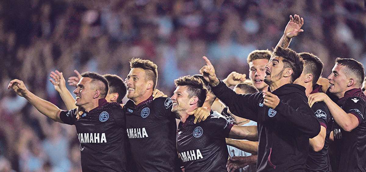 Los jugadores de Lan&uacute;s celebran con su hinchada en el estadio Ciudad de Lan&uacute;s, tras vencer 4-2 en la semifinal de vuelta a River Plate y acceder por primera vez a una final de la Copa Libertadores. 