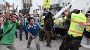 En Macas las manifestaciones violentas dejaron hoy 8 polic&iacute;as heridos. El Ministerio del Interior indic&oacute; que los dirigentes ind&iacute;genas se niegan a llegar a acuerdos y no ceden en las medidas de hecho. Foto: Ministerio del Interior  
