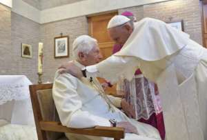 Benedicto XVI está "absolutamente lúcido y alerta hoy", dijo la Oficina de Prensa del Vaticano.