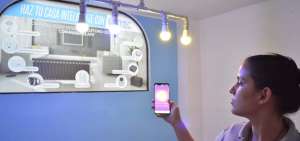 Con un tel&eacute;fono puede tener el control de las luces de su vivienda, as&iacute; como de todos los accesos. Es una forma de brindar seguridad.