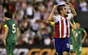 Dar&iacute;o Lezcano (d) a los 62 puso el empate transitorio para los paraguayos. Foto: AFP