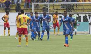 Jos&eacute; Luis Qui&ntilde;&oacute;nez (c) es felicitado por Robert Burbano, tras haber convertido el primer gol ante Aucas. Foto: Fernando Sandoval / El Tel&eacute;grafo