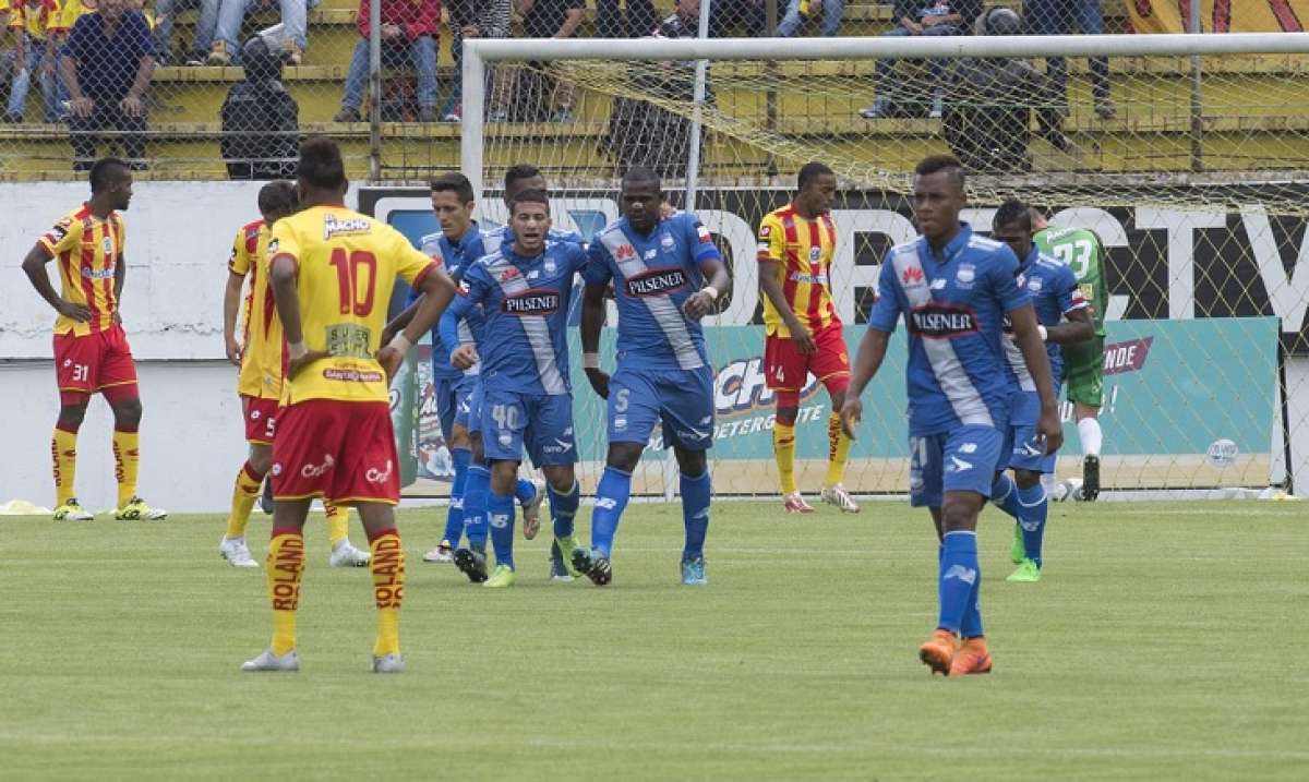 Jos&eacute; Luis Qui&ntilde;&oacute;nez (c) es felicitado por Robert Burbano, tras haber convertido el primer gol ante Aucas. Foto: Fernando Sandoval / El Tel&eacute;grafo