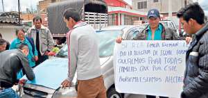 En las afueras de la c&aacute;rcel de Tulc&aacute;n, familiares de condenados por contrabando de hidrocarburos solicitan que los ayuden como hicieron con Fabio Guzm&aacute;n. Carlos Jim&eacute;nez / El Tel&eacute;grafo 