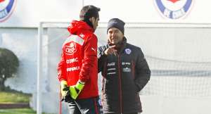 Jorge Sampaoli (d.) conversa con el arquero Claudio Bravo en la pr&aacute;ctica de ayer. Foto: AFP