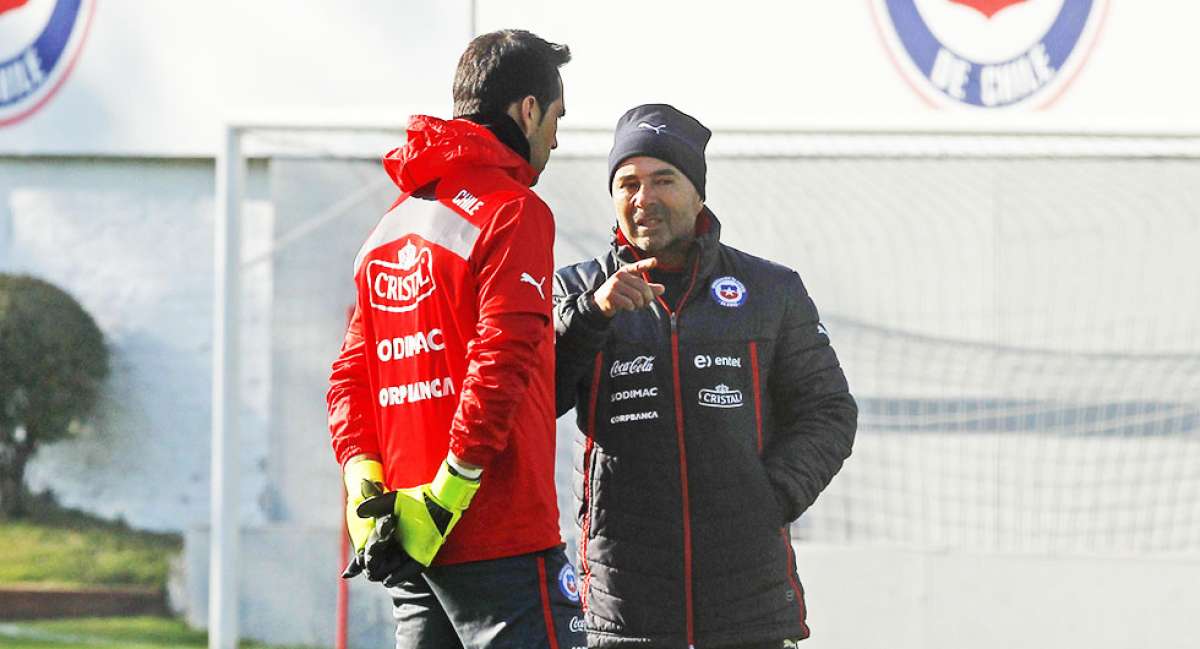 Jorge Sampaoli (d.) conversa con el arquero Claudio Bravo en la pr&aacute;ctica de ayer. Foto: AFP