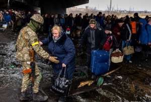 Continúa la evacuación de civiles en Ucrania ante el ataque ruso