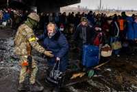 Continúa la evacuación de civiles en Ucrania ante el ataque ruso