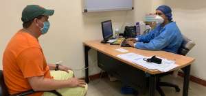 Pa&uacute;l S&aacute;nchez, responsable del &aacute;rea de emergencia del hospital Efr&eacute;n Jurado, retorn&oacute; a la atenci&oacute;n de pacientes tras cumplir el per&iacute;odo de aislamiento.