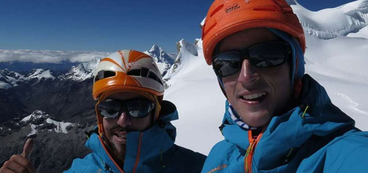 Los monta&ntilde;istas ecuatorianos Nicol&aacute;s Navarrete (i) y Roberto Morales en la cima del Ranrapalca, ubicado en la cordillera Blanca de Per&uacute;, durante una de sus ascenciones en ese pa&iacute;s.