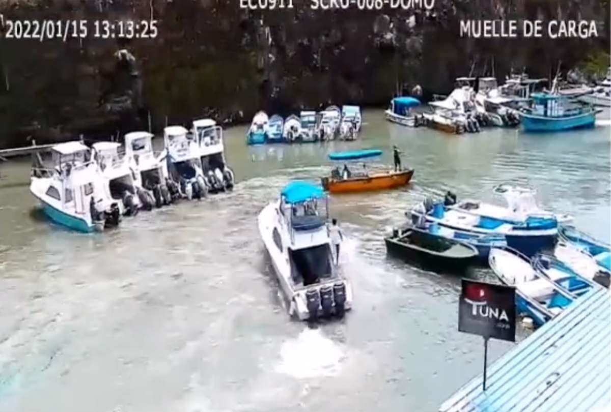 Video: Una embarcación es arrastrada por fuerte corriente en Puerto Ayora