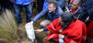 El contralor subrogante, Pablo Celi, atiende las indicaciones del presidente de la Ecuarunari, Carlos Perez Guartambel.