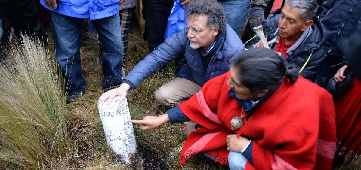 El contralor subrogante, Pablo Celi, atiende las indicaciones del presidente de la Ecuarunari, Carlos Perez Guartambel.