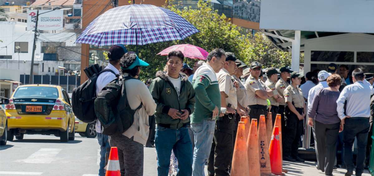 La intensa ma&ntilde;ana de sol obliga a los ciudadanos a caminar portando paraguas o gorras para evitar los da&ntilde;os de los rayos ultravioleta.