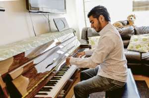 El m&uacute;sico considera al piano como uno de sus mejores compa&ntilde;eros, al que le ha dedicado d&iacute;as enteros de ensayo y aprendiazaje. Foto: Foto: Miguel Jim&eacute;nez