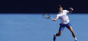 El tenista serbio Novak Djokovic golpea la pelota durante el partido contra el canadiense Denis Shapovalov, en la cancha central Rod Laver Arena.