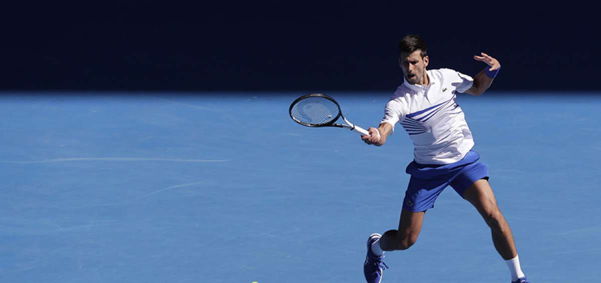 El tenista serbio Novak Djokovic golpea la pelota durante el partido contra el canadiense Denis Shapovalov, en la cancha central Rod Laver Arena.