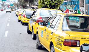 En la avenida Am&eacute;rica y Diguja (norte de Quito) todos los d&iacute;as hay largas filas de veh&iacute;culos, cuyos conductores buscan reprogramar sus tax&iacute;metros. Foto: &Aacute;lvaro P&eacute;rez / El Tel&eacute;grafo