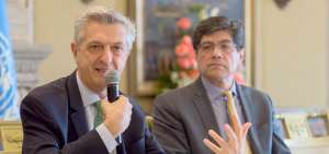 El representante de la Acnur, Filippo Grandi, y el canciller Jos&eacute; Valencia se reunieron este s&aacute;bado 13 de octubre en Quito para tratar sobre el &eacute;xodo de venezolanos.
