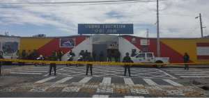 Militares custodian un plantel en Ibarra, donde se produjo una amenaza de bomba que result&oacute; falsa.