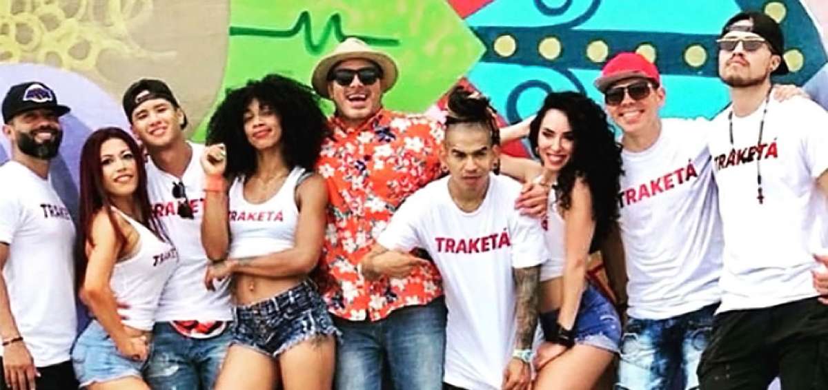 Boris Llerena (en el centro con sombrero), mientras filmaba el video de &ldquo;Traket&aacute;&rdquo;. El artista inici&oacute; tocando en diferentes bandas en su natal Guayaquil.