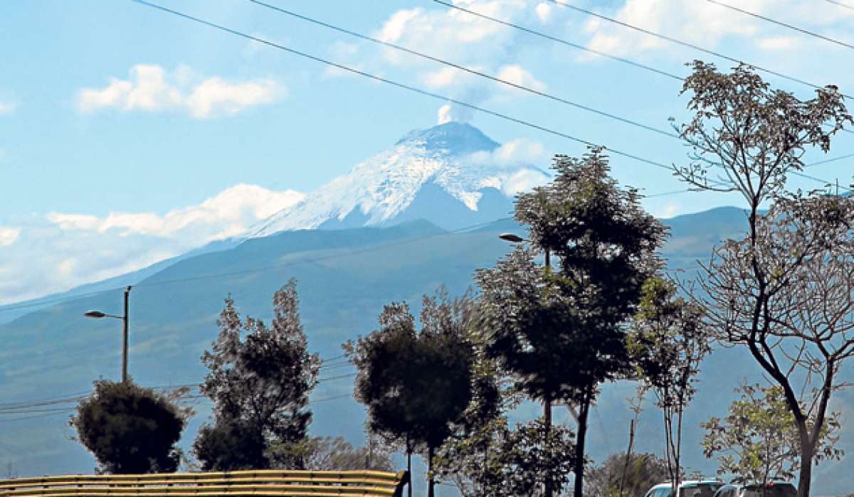 Desde el sector de la avenida Sim&oacute;n Bol&iacute;var, cerca de la Universidad Internacional, pudo ser visible la actividad del macizo. Foto: Mario Egas /El Tel&eacute;grafo