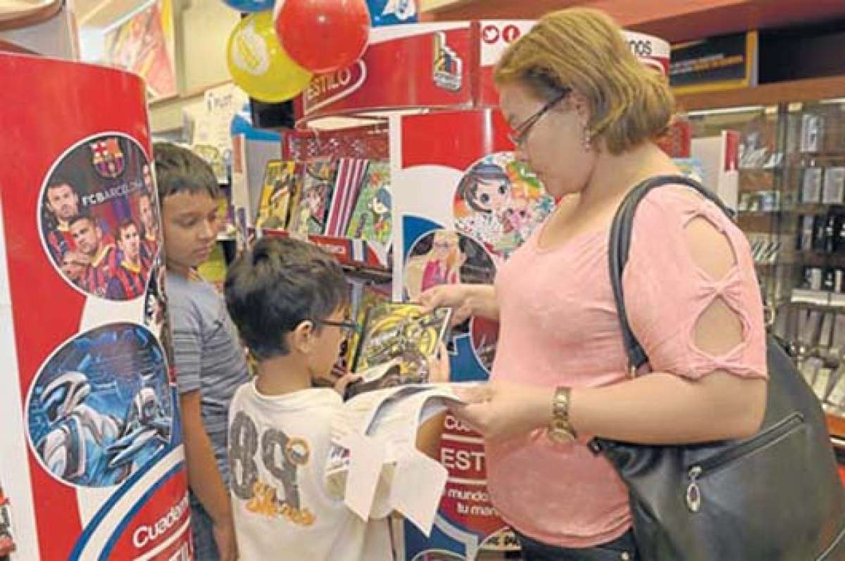 Los comerciantes de art&iacute;culos escolares esperan en las pr&oacute;ximas semanas multiplicar sus ventas. Foto: Lylibeth Coloma.