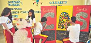 Alumnos del colegio 5 de Junio, de Manta, utilizan productos reciclados para elaborar diversos cartelones y art&iacute;culos que sirvan para mejorar la apariencia del plantel. Foto: Rodolfo P&aacute;rraga / El Tel&eacute;grafo