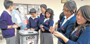El tema del acopio de pilas y su posterior encapsulamiento despert&oacute; el inter&eacute;s de los j&oacute;venes estudiantes ambate&ntilde;os. En el colegio Ambato hay un contenedor a un costado del patio. Foto: Jos&eacute; Miguel Castillo