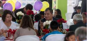 El presidente Correa durante el almuerzo con cientos de ni&ntilde;os, en el norte de Quito.
