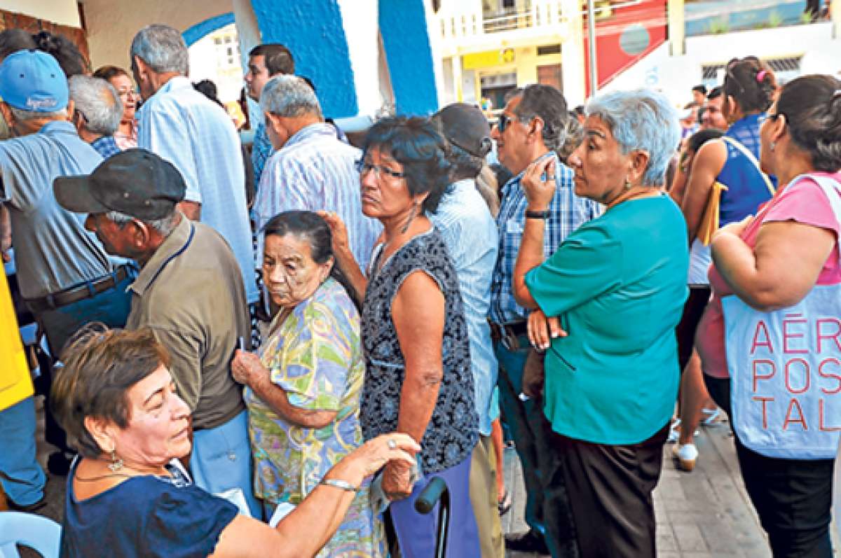Cuando se trata de cumplir con las obligaciones, como el pago de los impuestos, las personas adultas mayores son quienes m&aacute;s se preocupan. Su deber de ciudadanos, sin duda, es un ejemplo a seguir. Foto: Rodolfo P&aacute;rraga / El Tel&eacute;grafo