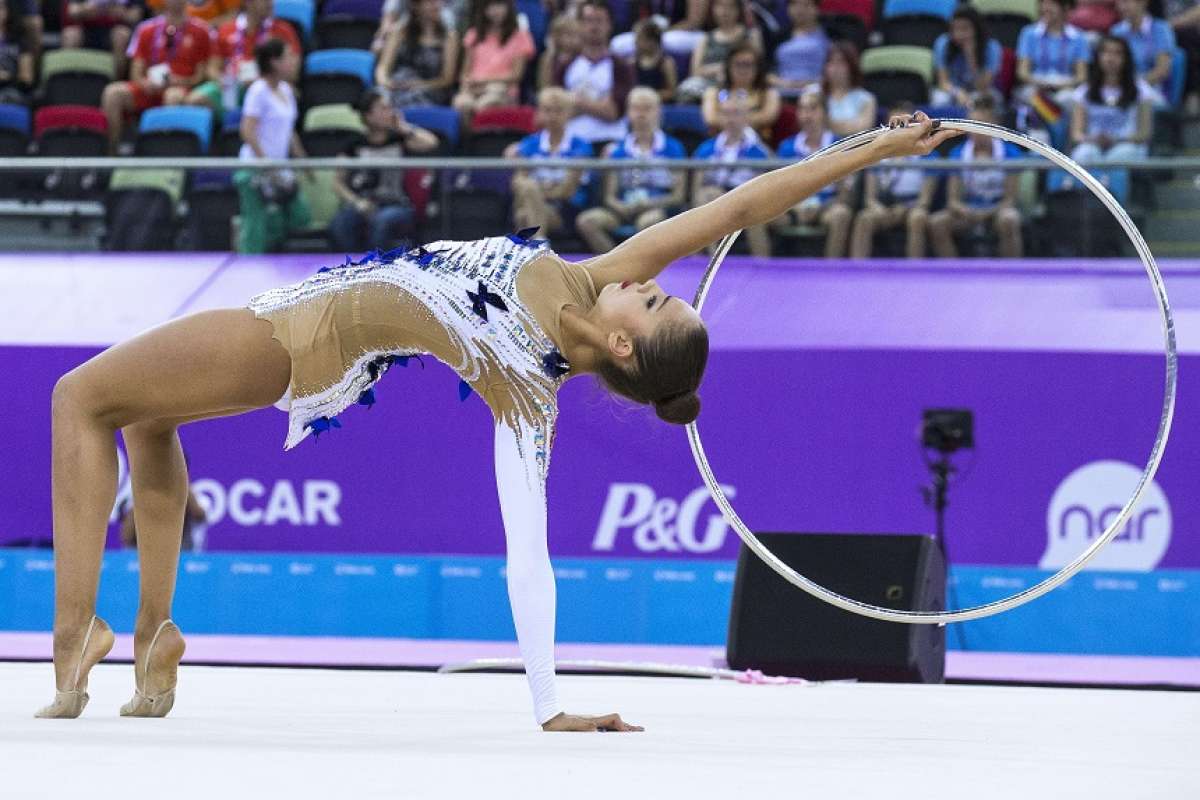 La rusa Margarita Mamun completa su rutina en gimnasia r&iacute;tmica. Foto: AFP