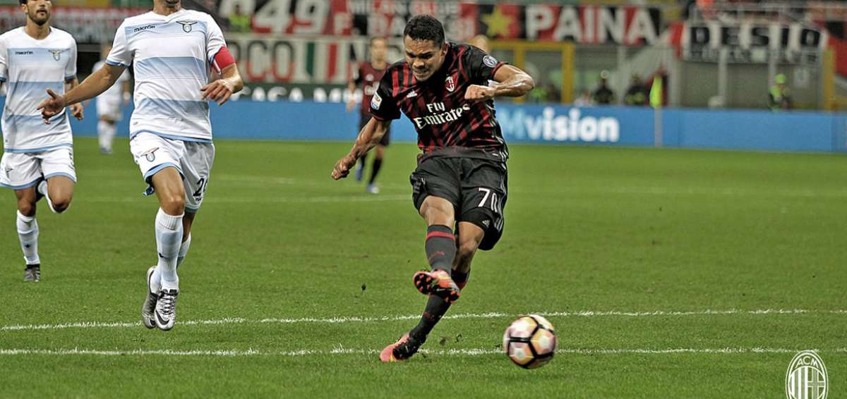 El Milan gana 2-0 al Lazio con gol de Bacca y es tercero