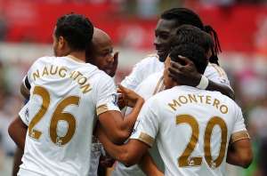 Jeff (20) se une al festejo del gol de Gomis (atr&aacute;s), el primero ante Newcastle. Foto: AFP