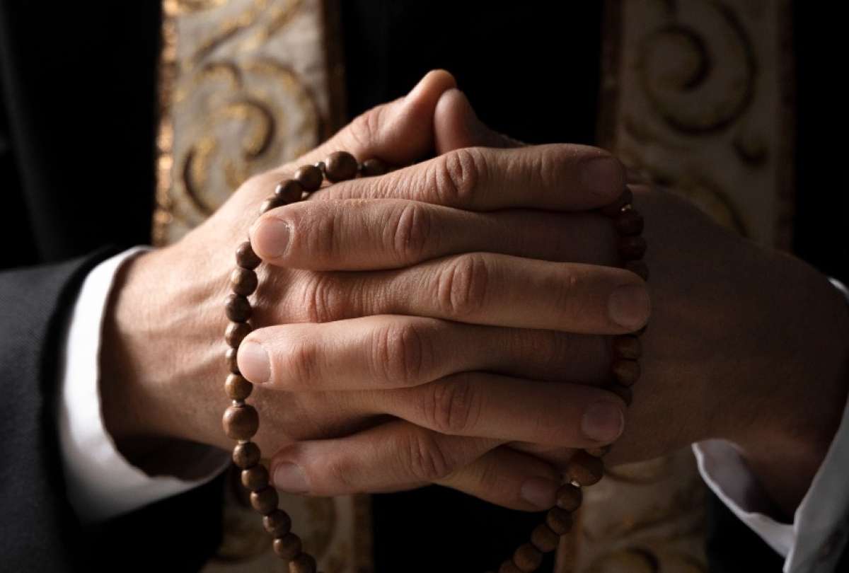 El sacerdote fue suspendido mientras avanzan las investigaciones del caso.