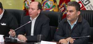 Imagen de archivo del fiscal Baca Mancheno junto al titular de la Asamblea, Jos&eacute; Serrano, durante una rueda de prensa despu&eacute;s del atentado en San Lorenzo el pasado 27 de enero. 