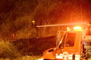 Los bomberos estuvieron controlando el incidente antes que las llamas se propagaran. Foto: Eduardo Escobar.