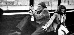 Bukowski con Linda Lee, a quien le propuso matrimonio en 1983. Con ella pas&oacute; hasta el final de sus d&iacute;as. Ella ten&iacute;a 46, &eacute;l 64.