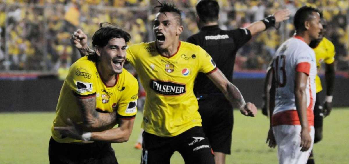 Ismael Blanco (i) festeja el tanto del triunfo para el '&Iacute;dolo'; atr&aacute;s Jonatan &Aacute;lvez autor del primer tanto 'torero'.