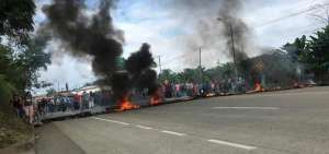El cierre se dio en el kil&oacute;metro 30 de la v&iacute;a Manab&iacute; - Santo Domingo de los Ts&aacute;chilas.