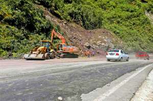 Ayer se produjo un nuevo deslizamiento de lodo y piedras en la carretera que conecta a Quito con la Costa ecuatoriana, pero fue solucionado y no afect&oacute; el paso de veh&iacute;culos livianos. Foto: Andr&eacute;s Darquea/ El Tel&eacute;grafo