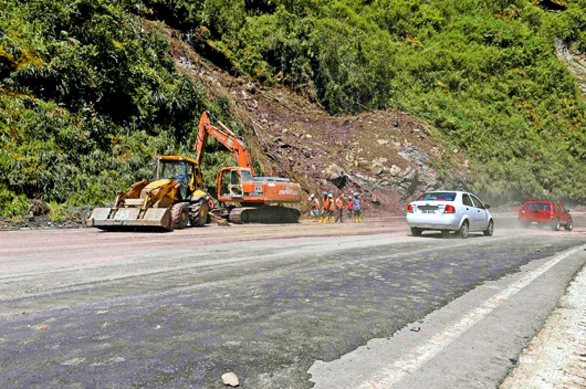 Ayer se produjo un nuevo deslizamiento de lodo y piedras en la carretera que conecta a Quito con la Costa ecuatoriana, pero fue solucionado y no afect&oacute; el paso de veh&iacute;culos livianos. Foto: Andr&eacute;s Darquea/ El Tel&eacute;grafo