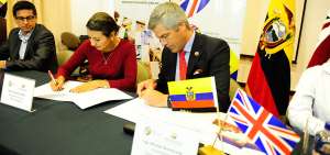 Silvana Vallejo (izq.), directora de ProEcuador, y Nicol&aacute;s Armstrong (der.), presidente de la Camcomeb, firmaron ayer el acuerdo en Guayaquil.