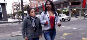 Carmita y Claudia pasean juntas por Quito. Ellas son mujeres transg&eacute;nero. Las dos encontraron apoyo en la asociaci&oacute;n Alfil. All&iacute; adem&aacute;s de conocer a m&aacute;s trans, les brindan asesor&iacute;a en varios temas.