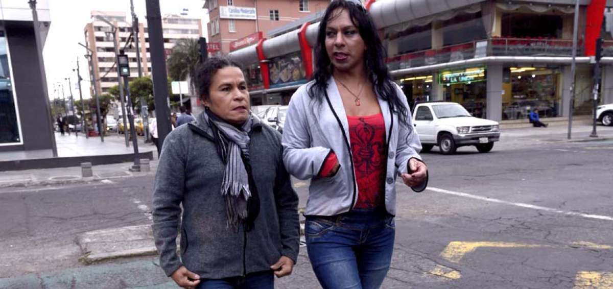 Carmita y Claudia pasean juntas por Quito. Ellas son mujeres transg&eacute;nero. Las dos encontraron apoyo en la asociaci&oacute;n Alfil. All&iacute; adem&aacute;s de conocer a m&aacute;s trans, les brindan asesor&iacute;a en varios temas.