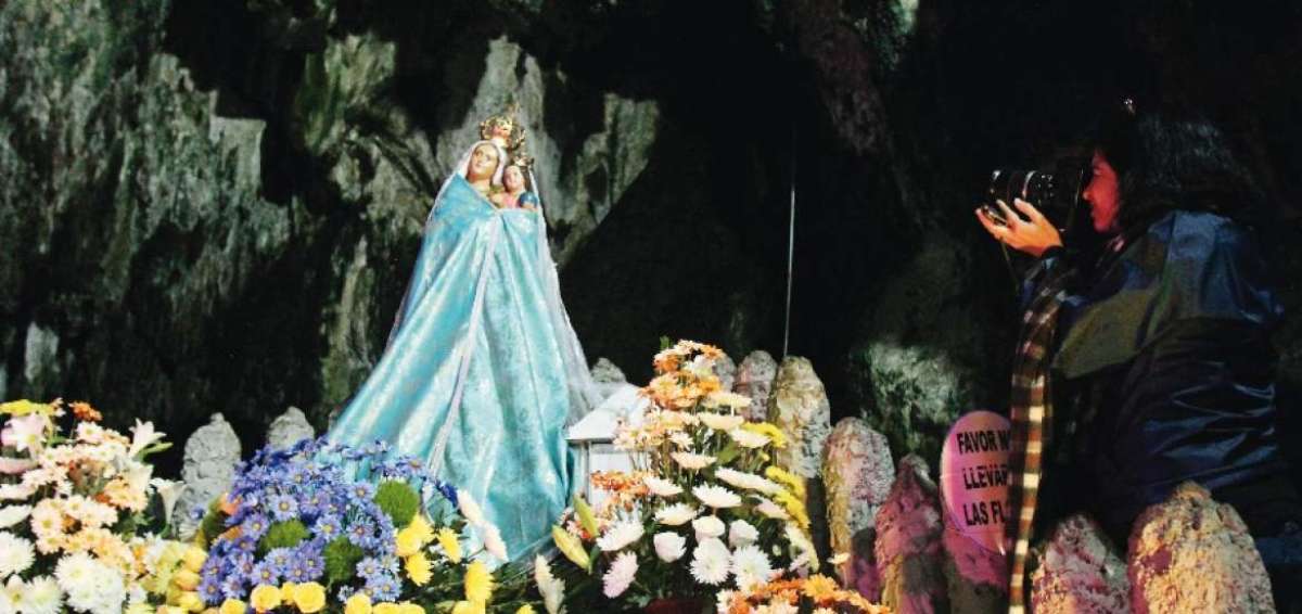 El santuario de la Virgen Mar&iacute;a est&aacute; enclavado en una enorme caverna en el ca&ntilde;&oacute;n del r&iacute;o Apaqu&iacute;. Todos los a&ntilde;os recibe a miles de fieles.
