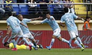 Nolito (c) festeja el tanto con el que el Celta se impuso sobre la hora al Villarreal. Foto: AFP