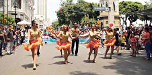 Los bailarines hicieron parte del espect&aacute;culo que recorri&oacute; la avenida Malec&oacute;n, en el centro de Guayaquil. Foto: Cortes&iacute;a Municipio de Guayaquil